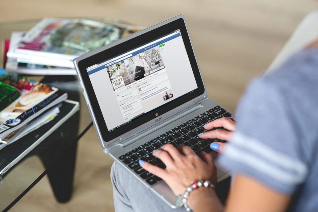 Persona revisando facebook