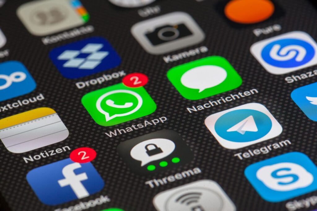 Pantalla de celular con apps