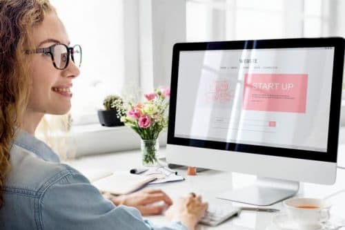 Mujer revisando pagina web