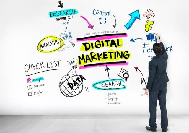 Empresario con el mundo en sus manos gracias a las estrategias de marketing digital – Midiendo y controlando negocios desde un celular gracias a aplicaciones digitales