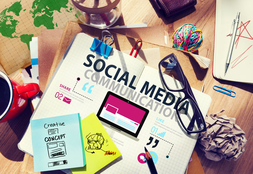Escritorio con apuntes de Social-Media