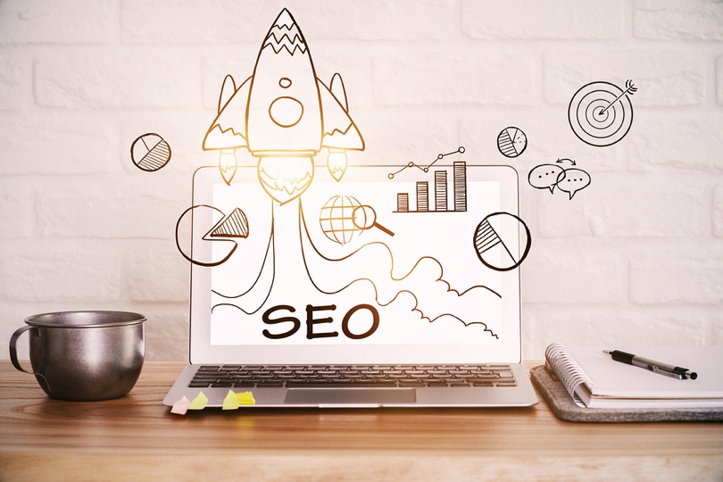Computadora con dibujos de SEO