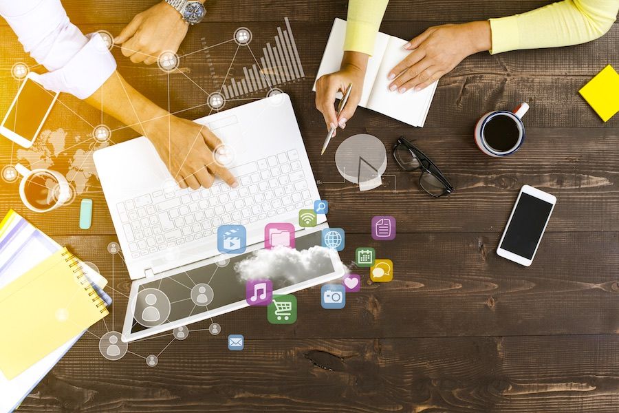 Equipo organizando estrategias de marketing