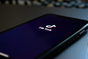 celular con tik tok en la pantalla