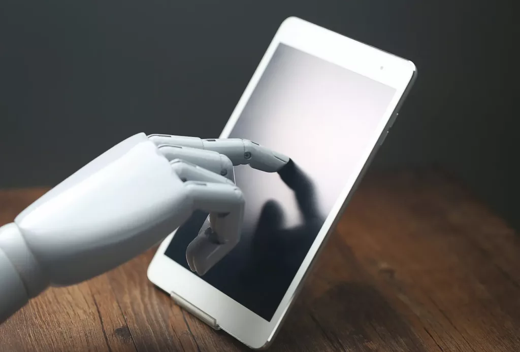 Mano robot tocando tablet