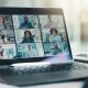 Laptop con nueve profesionales participando en una videollamada