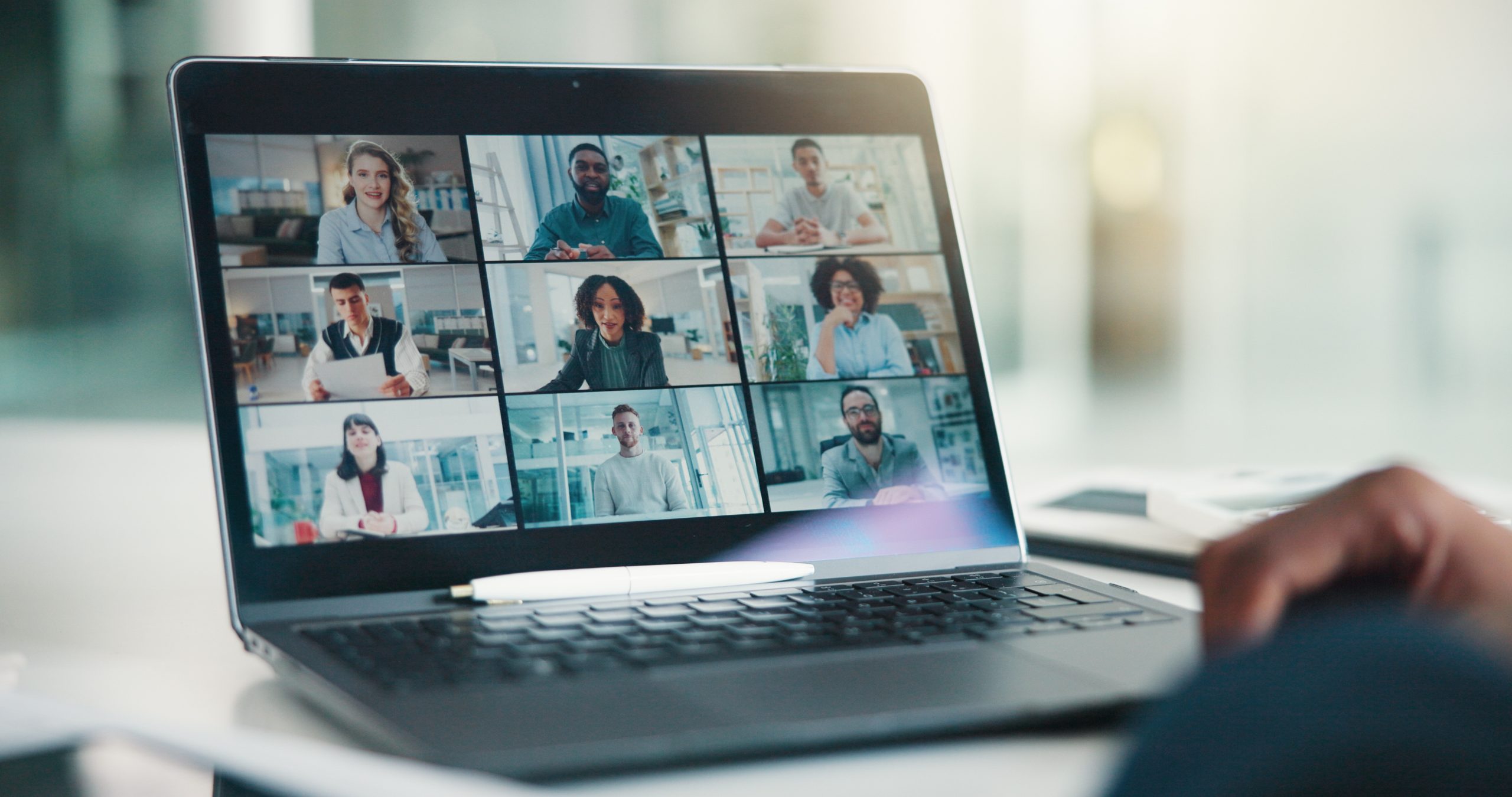 Laptop con nueve profesionales participando en una videollamada