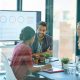 Equipo reunido para planear marketing y revisar métricas de negocio