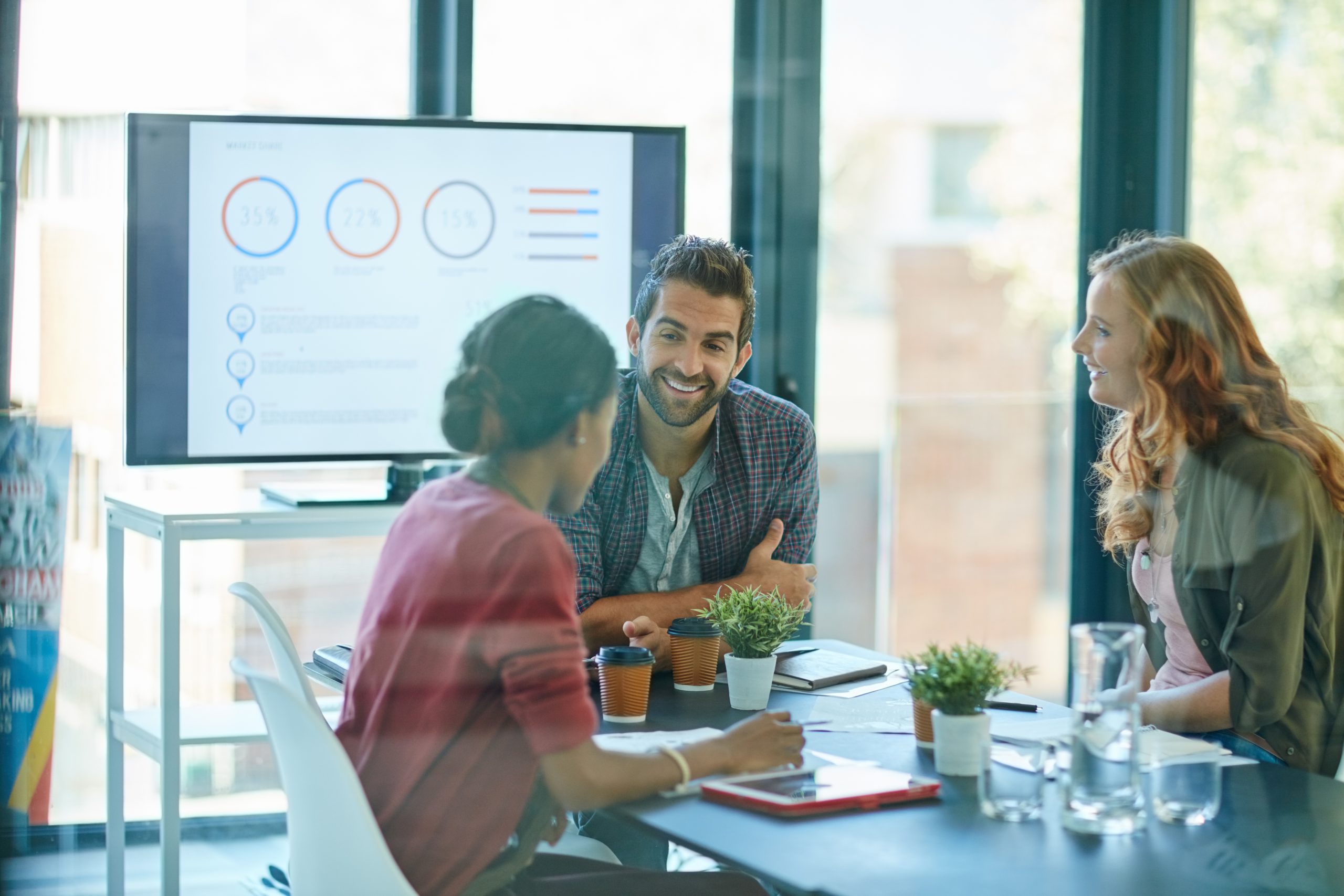 Equipo reunido para planear marketing y revisar métricas de negocio