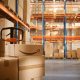 Cajas de Amazon en un almacén con estanterías de inventario