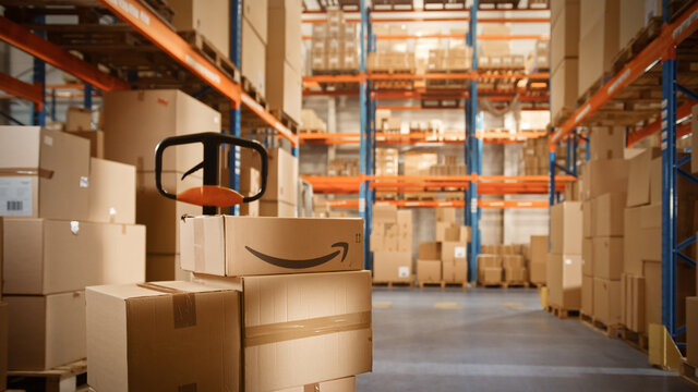 Cajas de Amazon en un almacén con estanterías de inventario